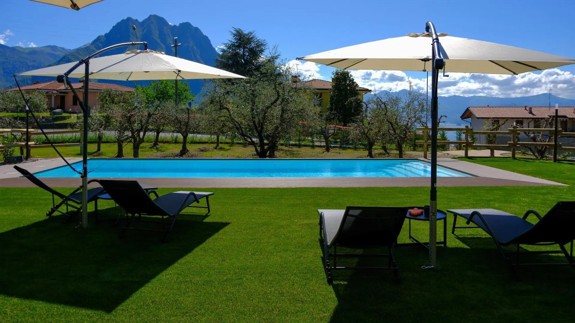 Costa Blu - Pool And Terrace Overlooking The Lake Riva di Solto 0*,  Italia