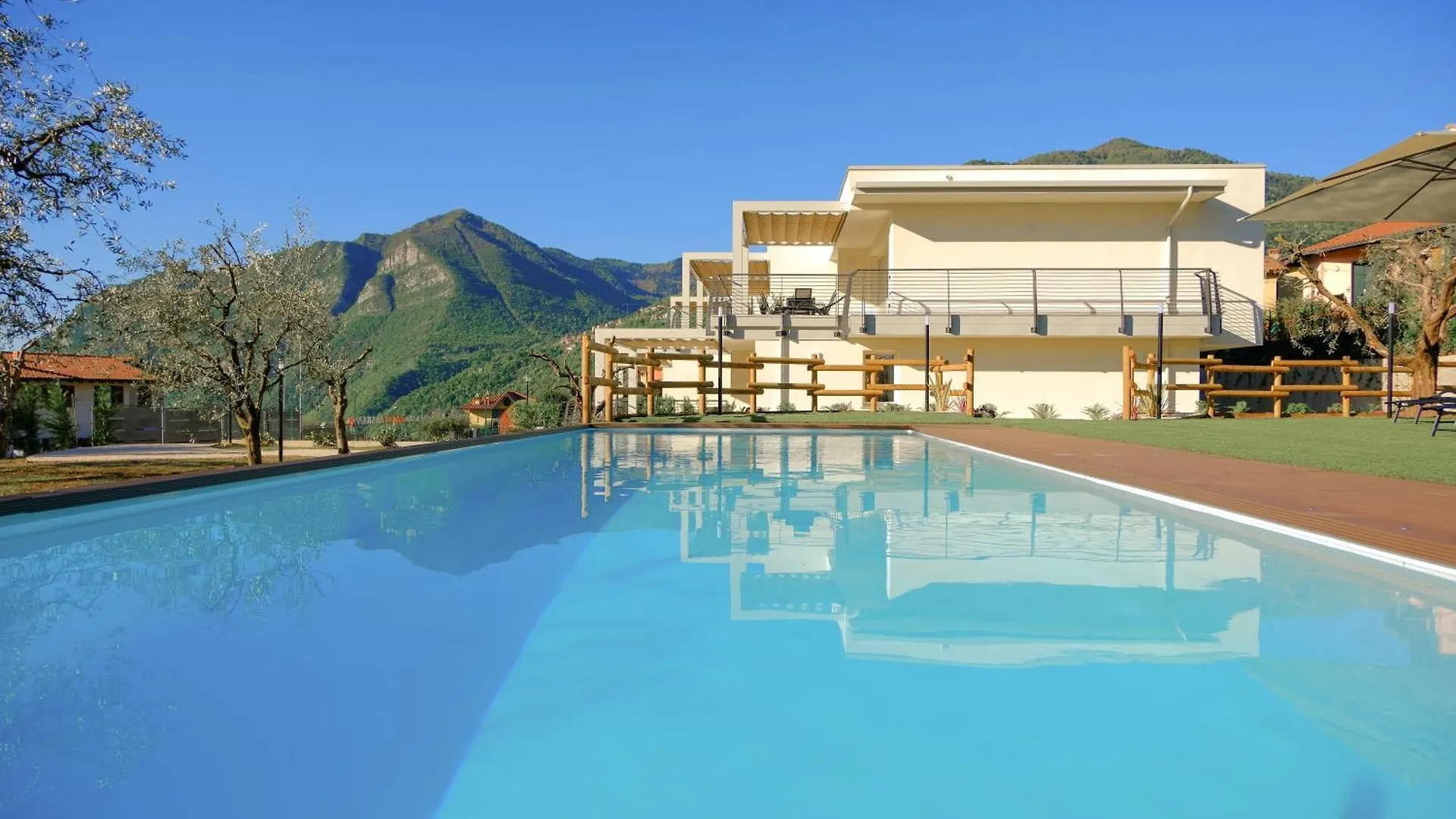Costa Blu - Pool And Terrace Overlooking The Lake Riva di Solto Italia